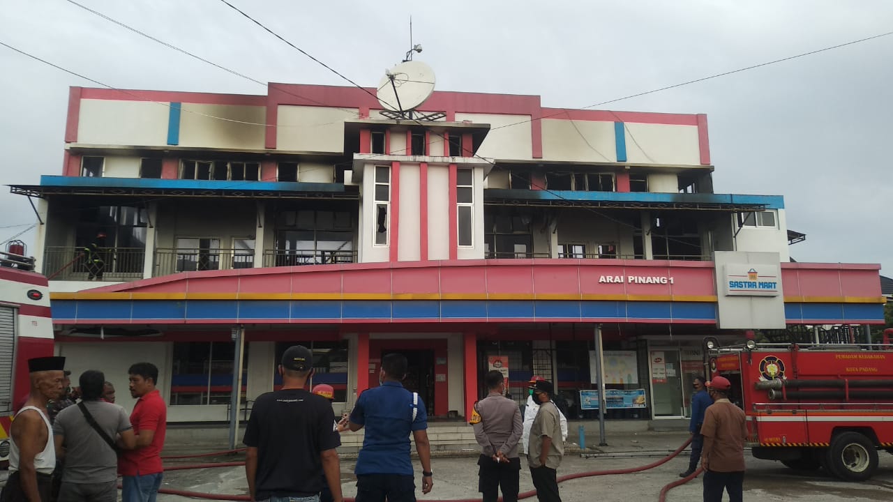 Mini Market di Padang Terbakar, Mobil Damkar Dikerahkan ke Lokasi