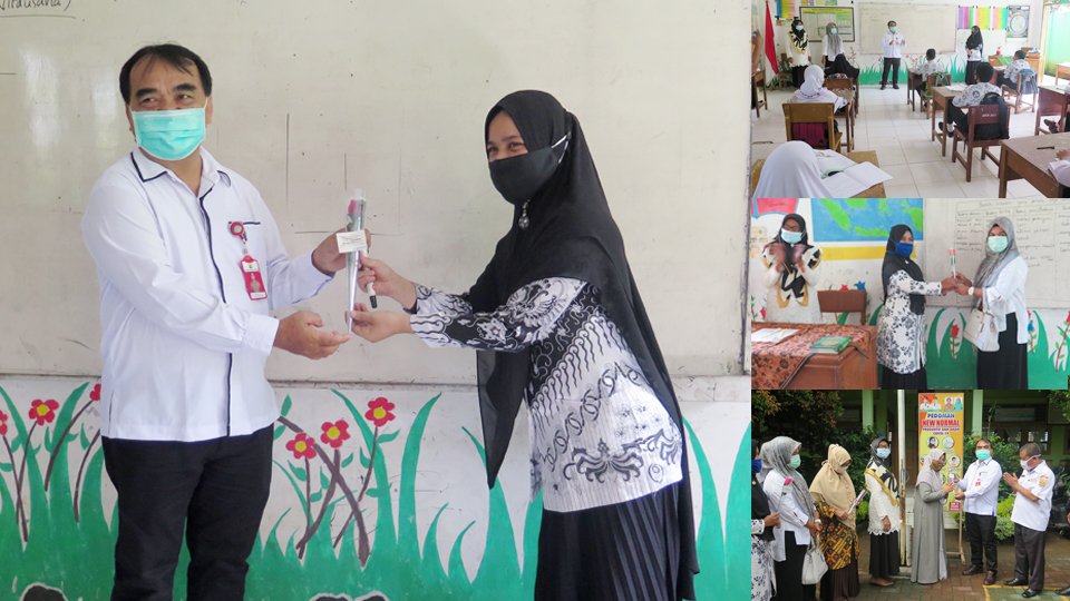 Hari Guru, Dinas Dikpora Pariaman Bagikan Bunga ke Para Guru