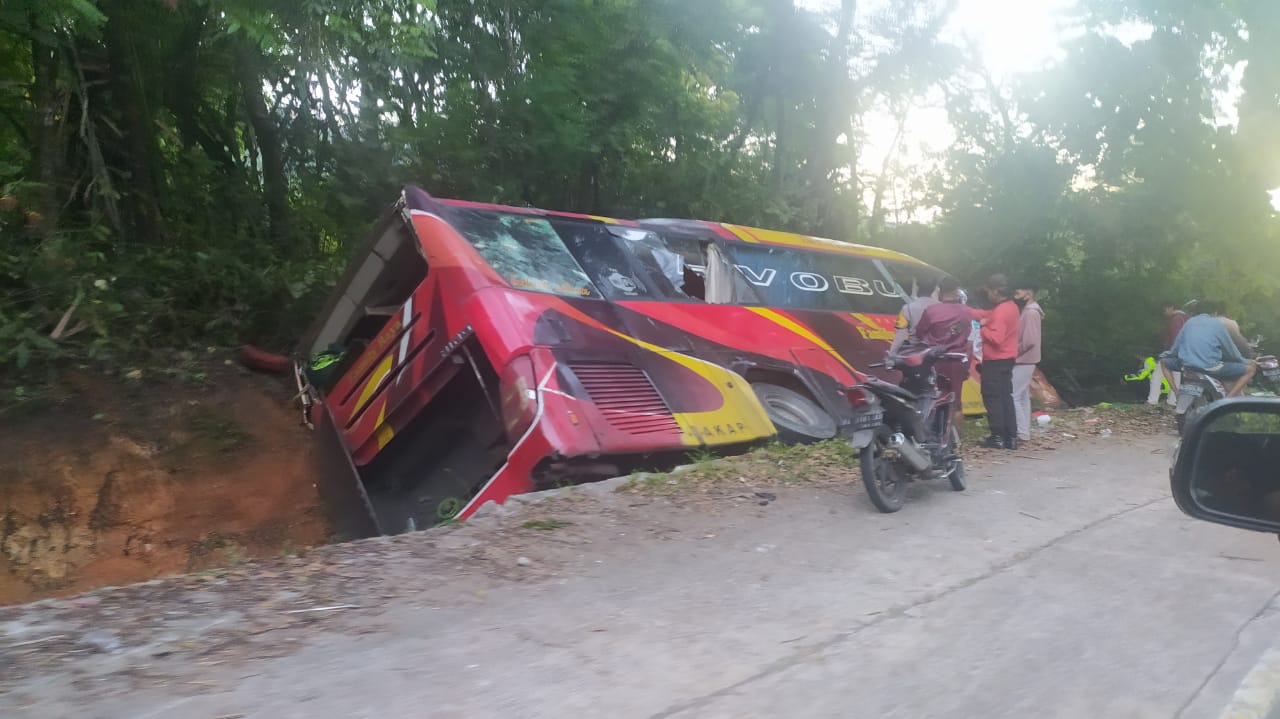 Bus Family Raya Kecelakaan di Sitinjau Lauik, Tabrak Tebing dan Terperosok dalam Got