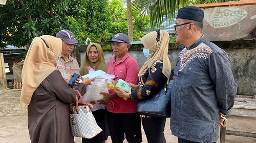 Andre Rosiade Bantu Penjual Minuman di Kampung Nelayan Bungus