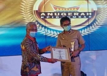 Gubernur Sumbar Irwan PRayitno meraih penghargaan Tokoh Inspirasi (dok.ist)