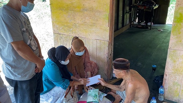 Tinggal Seorang Diri, Mantan Kuli Bangunan Terima Bantuan Andre Rosiade