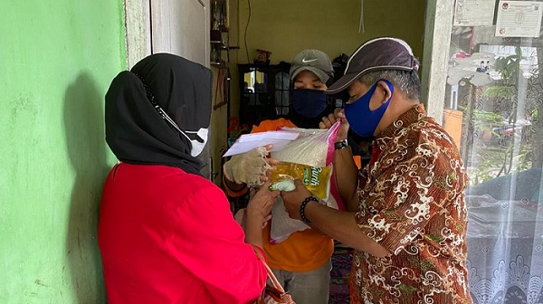 Tunjukkan Kepedulian, Andre Rosiade Bantu Pemecah Batu di Padang Besi