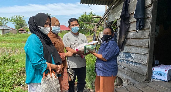 Andre Rosiade Salurkan Bantuan Kepada Petani Gagal Panen di Kota Padang