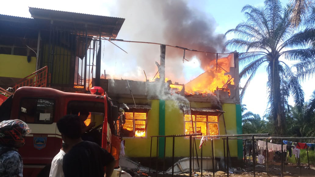 Asrama SMP IT Darul Hikmah Pasbar Terbakar Saat Siswa Sedang Ujian