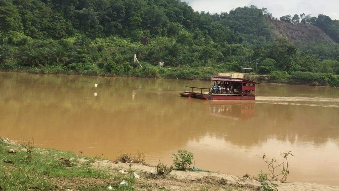 10 Bulan Putus Akibat Banjir, Ponton Kembali Beroperasi di Dharmasraya