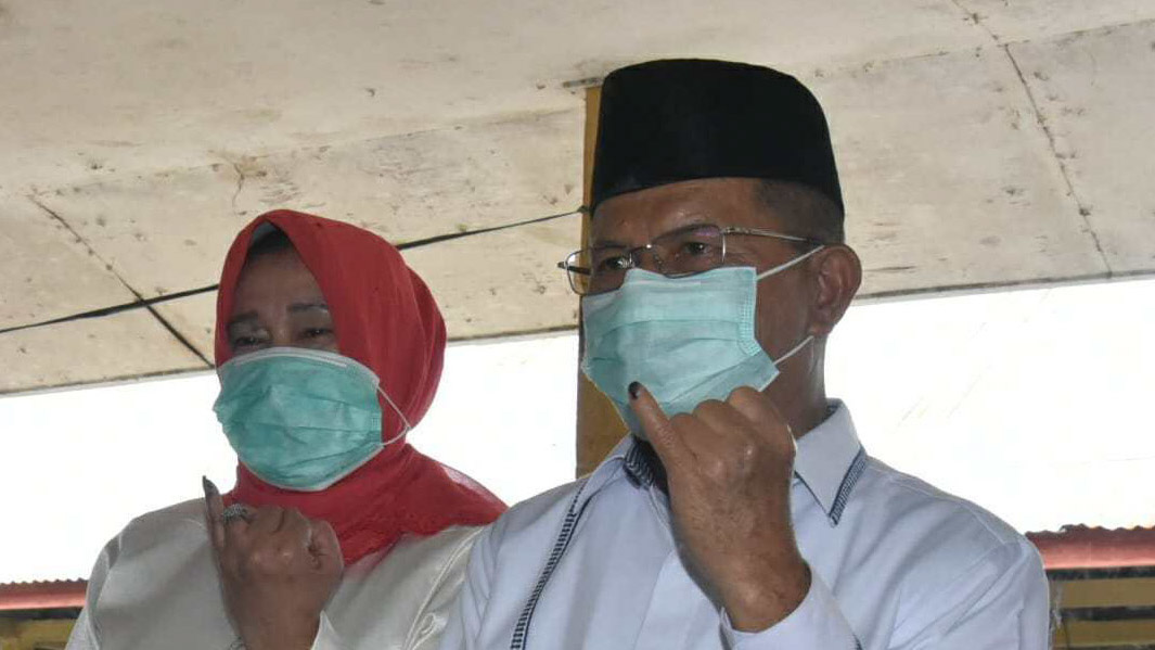 Nyoblos Bersama Keluarga, Ali Mukhni Berpesan Soal Klaster Pilkada Covid-19