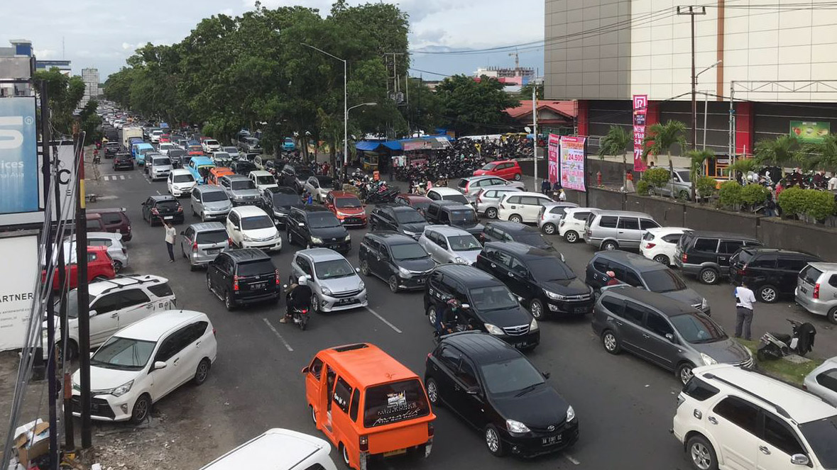 Jalur Pantai Ditutup, Jalan Utama Padang Padat Jelang Pergantian Tahun