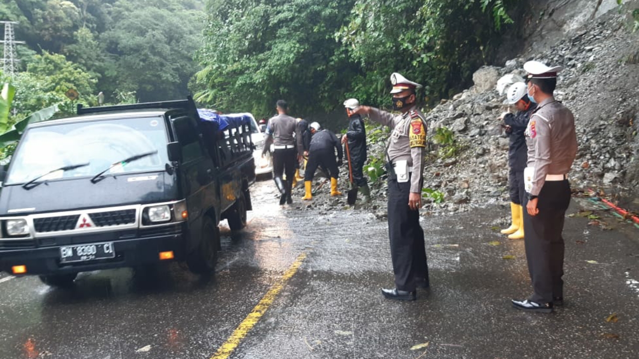 Longsor di Silaiang Kariang, Polisi Terapkan Sistem Buka Tutup Jalur Padang-Bukittinggi