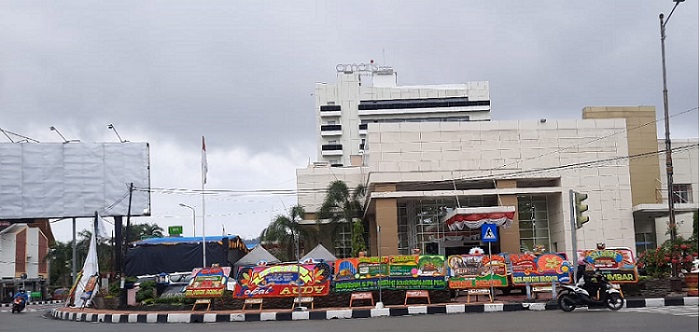 Menang Quick Count, Puluhan Karangan Bunga Penuhi Posko Mahyeldi-Audy