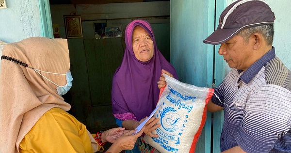 Ringankan Beban Warga Saat Pendemi, Andre Rosiade Bantu Tukang Urut di Padang