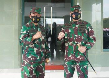 Danlantamal II Padang Laksamana Pertama TNI Hargianto dan Danrem 032/Wirabraja Brigjen TNI Arief Gajah Mada. (Foto: Penrem/ korem032wbr.mil.id)