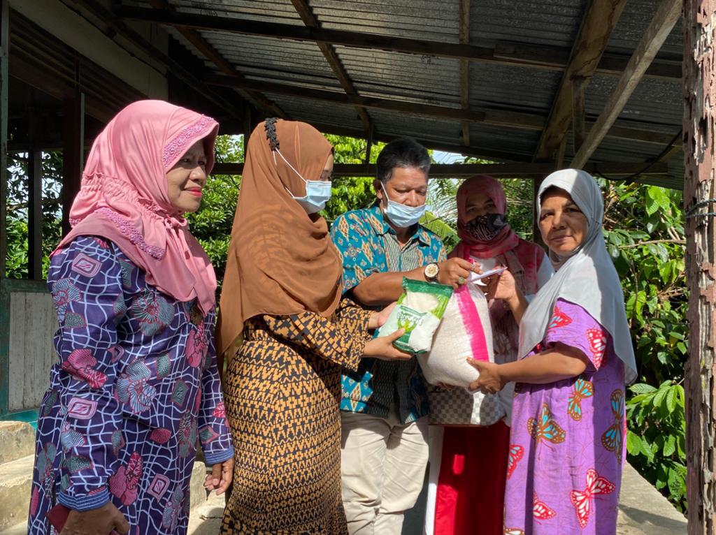 Rumah Rusak Diterjang Puting Beliung, Keluarga di Padang Dibantu Andre Rosiade