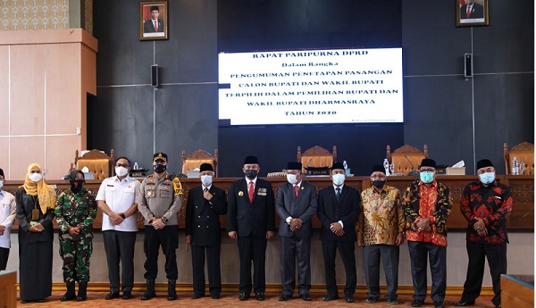 DPRD Umumkan Penetapan SR-Labuan Sebagai Bupati dan Wakil Bupati Terpilih Dharmasraya
