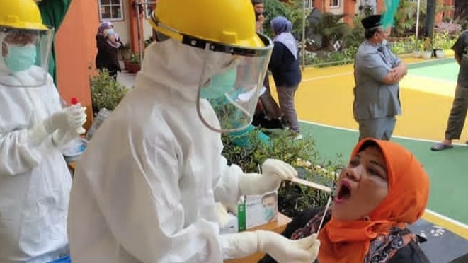Jelang Sekolah Tatap Muka, 450 Tenaga Pendidik di Padang Panjang Sudah Tes Swab
