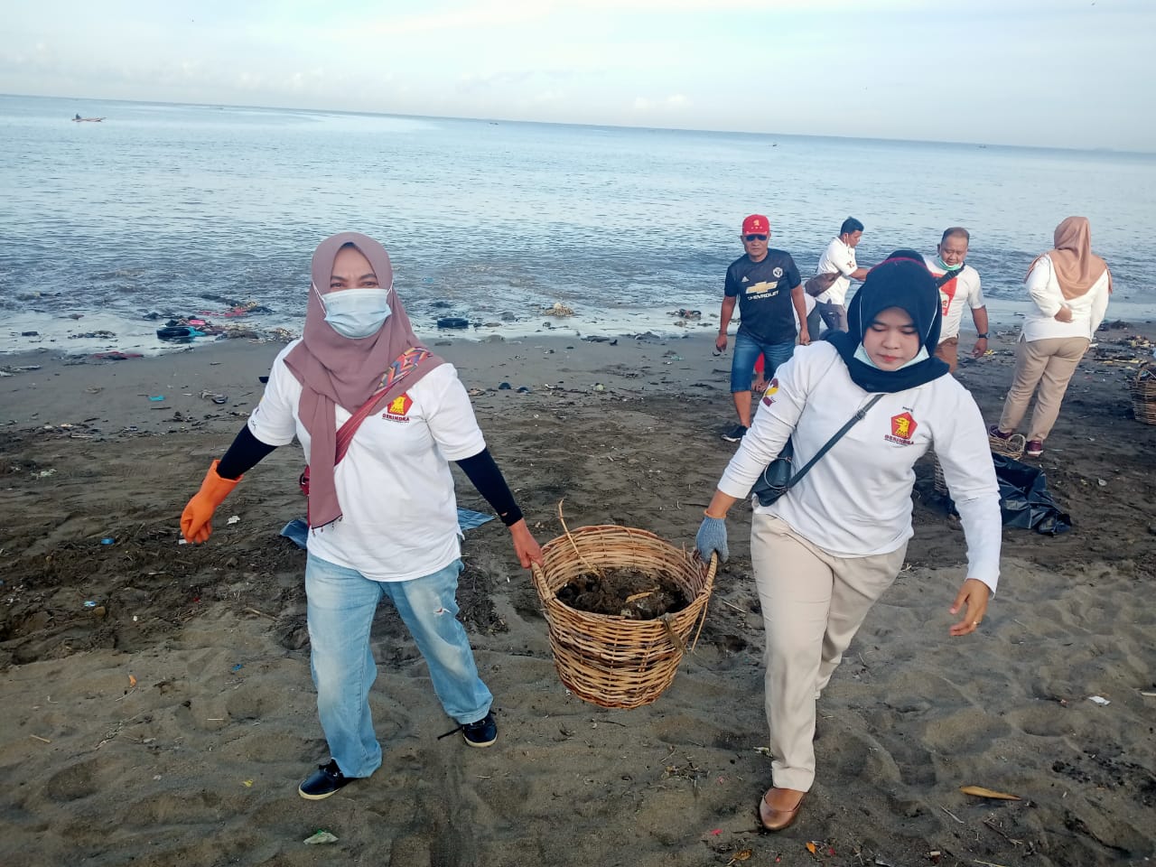 Gerinda Sumbar Lakukan Aksi Bersih, Andre Rosiade: Kami Sering Lihat Pantai Padang Kotor