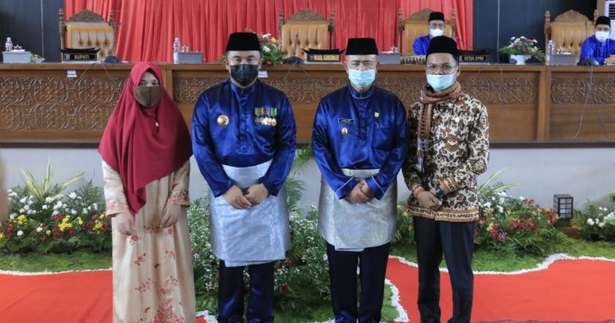 Wagub Sumbar dan Juara MTQ Nasional Dapat Pin Emas dari Pemkab Dharmasraya