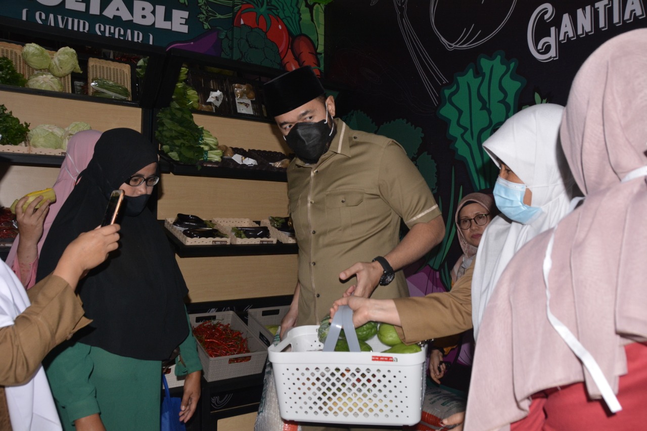 Wali Kota Padang Panjang, Fadly Amran ketika berbelanja di outlet Sayur STA GMB. (Foto: Dok.Humas Pemko Padang Panjang)