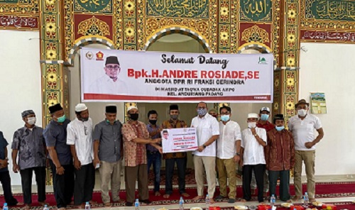 Reses Akhir Tahun, Andre Rosiade Tebar Bantuan di Sumbar