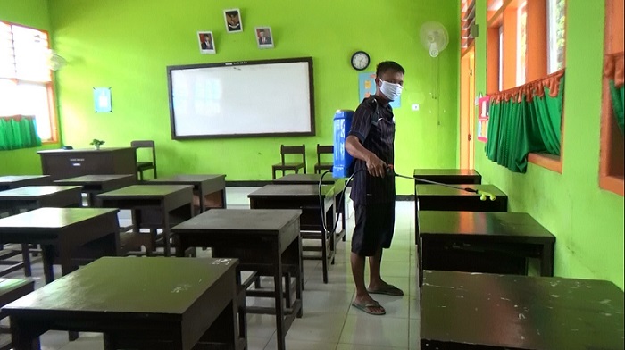 Jelang Belajar Tatap Muka, Sekolah di Pasaman Disemprot Disinfektan