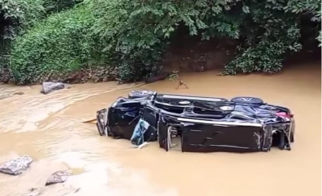 Hilang Kendali, 1 Unit Minibus Jatuh ke Sungai di Dharmasraya