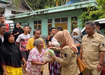 Andre Rosiade berikan bantuan pada korban banjir di Bungus Teluk Kabung, Kota Padang