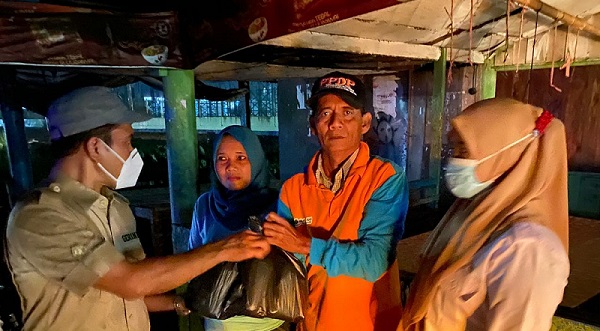 Andre Rosiade Salurkan Ratusan Nasi Bungkus pada Korban Banjir Bungus Teluk Kabung