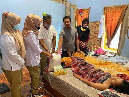 Andre Rosiade Bantu Pengobatan Penderita Kanker Payudara di Kota Padang