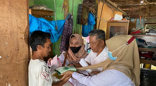 Terhimpit Ekonomi Akibat Pandemi, Andre Rosiade Salurkan Bantuan