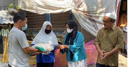 Andre Rosiade Berikan Bantuan Kepada “Pamutia” Cabai di Pasar Lubuk Buaya