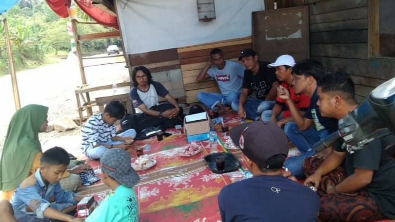 Pecinta Bus Mania Bantu Keluarga Korban Pengeroyokan Sopir ALS di Sijunjung