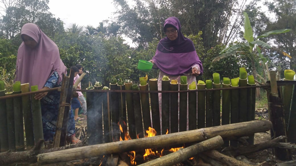 Melihat Cara Membuat Lamang yang Terkenal di Sumbar