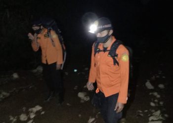 Evakuasi pendaki di Gunung Talamau. (Dok. Basarnas Pasaman Barat)