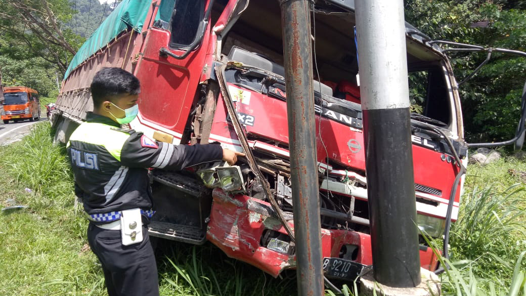 Kecelakaan Beruntun di Jalur Bukittinggi-Padang, Truk Tabrak Pikap dan Bus