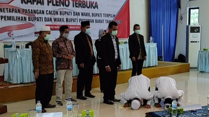 Jadi Bupati dan Wabup Pasaman Barat Terpilih, Hamsuardi-Risnawanto Sujud Syukur