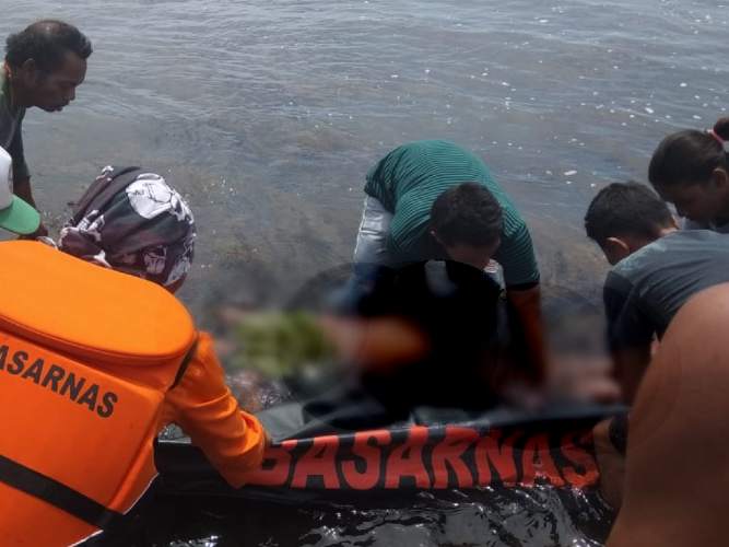 Tim SAR gabungan saat mengevakuasi jasad nelayan yang ditemukan meninggal dunia di perairan laut Kepulauan Mentawai. (Dok. Basarnas)