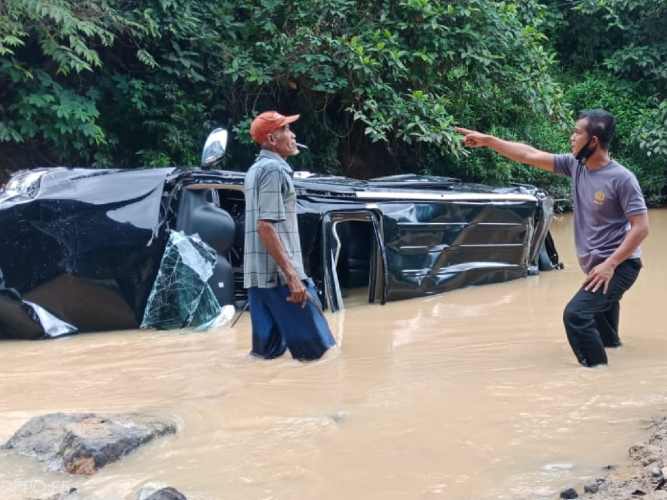 Kondisi Pajero Sport terbalik ke dalam sungai di Dharmasraya. (Foto: Dok.Polres Dharmasraya)
