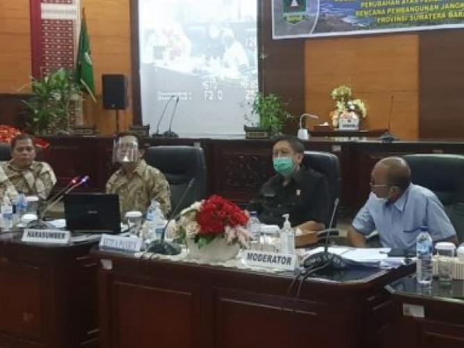 Seminar Rancangan Peraturan Daerah (Ranperda) perubahan Perda nomor 7 tahun 2008 tentang RPJPD Sumbar tahun 2005-2025 di gedung DPRD Sumbar. (Foto: Dok.Humas DPRD Sumbar)