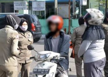 Sejumlah warga Padang Panjang yang ditertibkan karena tidak menggunakan masker. (Foto: Dok.Humas Padang Panjang)