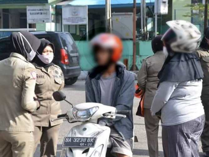 Sejumlah warga Padang Panjang yang ditertibkan karena tidak menggunakan masker. (Foto: Dok.Humas Padang Panjang)