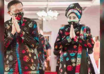 Bupati Pesisir Selatan Hendrajoni dan Ketua Dekranasda Lisda Hendrajoni saat mengenakan batik motif corona. (Foto: Dok.Pemkab Pesisir Selatan)