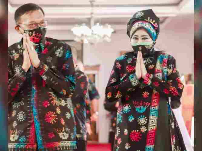 Bupati Pesisir Selatan Hendrajoni dan Ketua Dekranasda Lisda Hendrajoni saat mengenakan batik motif corona. (Foto: Dok.Pemkab Pesisir Selatan)