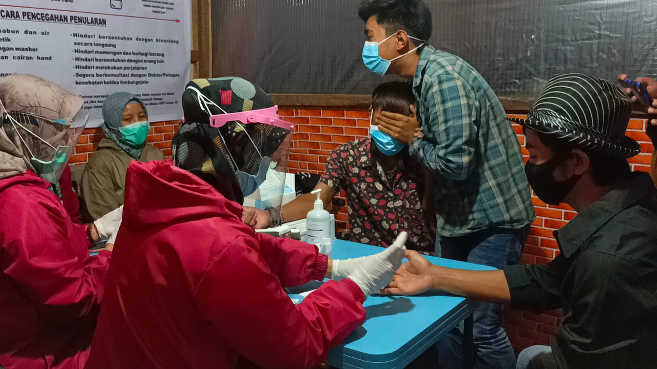 Sejumlah pengunjung yang kedapatan melanggar Prokes saat menjalani rapid tes di Bukittinggi. (Foto: Dok.Polisi)