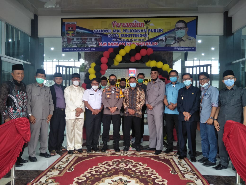 Wali Kota Bukittinggi Ramlan Nurmatias meresmikan pemakaian gedung MPP Bukittinggi. (Foto: Humas Pemko Bukittinggi)
