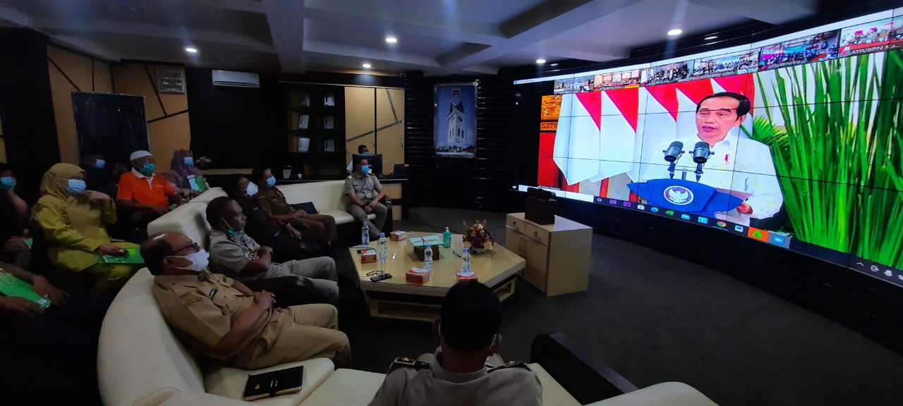 Presiden Jokowi menyerahkan sertifikat tanah serentak secara nasional dari Istana Negara secara virtual, Selasa (5/12/2021). (Foto: Istimewa)