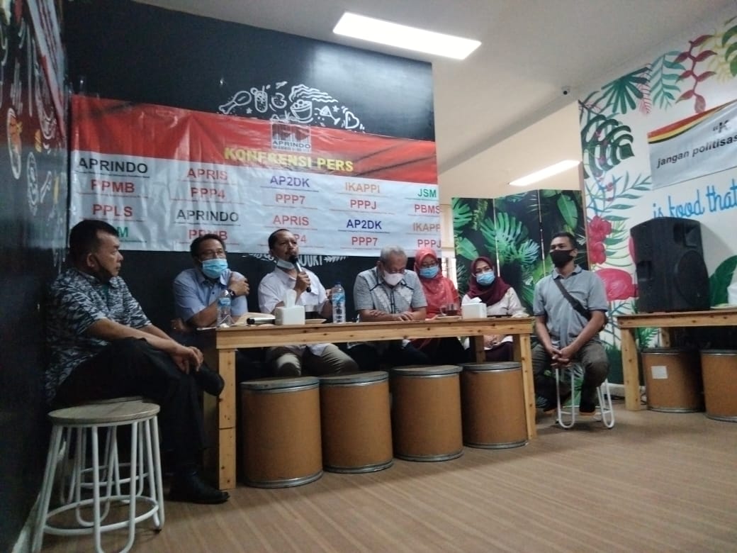 Para pengurus DPD Aprindo Sumbar memberikan keterangan kepada awak media. (Foto: Irwanda/Langgam.id)