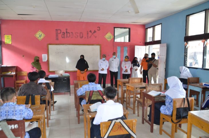 Tim pemantau Pemkab Agam mendatangi sekolah-sekolah untuk memastikan pembelajaran sekolah tatap muka berjalan sesuai dengan aturan. (Foto: Dok.Humas Pemkab Agam)