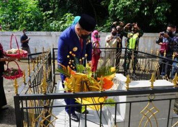 Bupati Dharmasraya Sutan Riska Tuanku Kerajaan saat tabut bunga di makam Pj Bupati Dharmasraya pertama. (Foto: Dok.Humas Pemkab Dharmasraya)