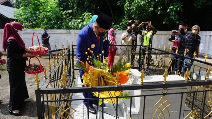 Bupati Dharmasraya Sutan Riska Tuanku Kerajaan saat tabut bunga di makam Pj Bupati Dharmasraya pertama. (Foto: Dok.Humas Pemkab Dharmasraya)