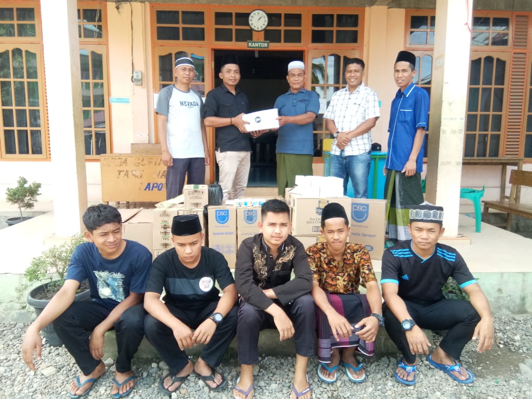 Angku Palo Sikola Lapau, Hendra Sutrisno didampingi salah seorang pendiri, Jons Manedi ketika menyerahkan bantuan ke pondok pesantren di Kabupaten Solok. (Foto: Istimewa)